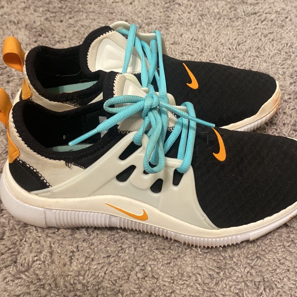 Nike Women's Acalme Sneaker - Picture 2 of 4